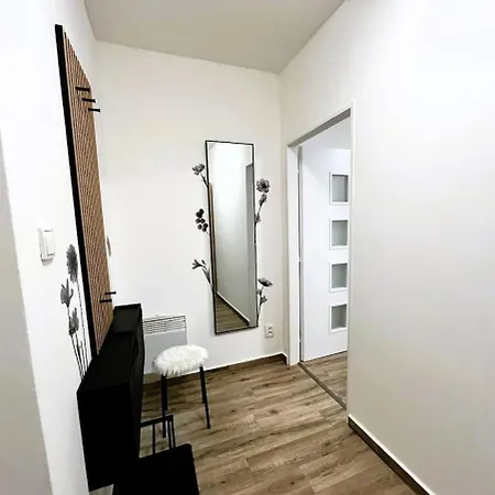 Pretty Private U Labe, Self-service Check-in 24 L 7